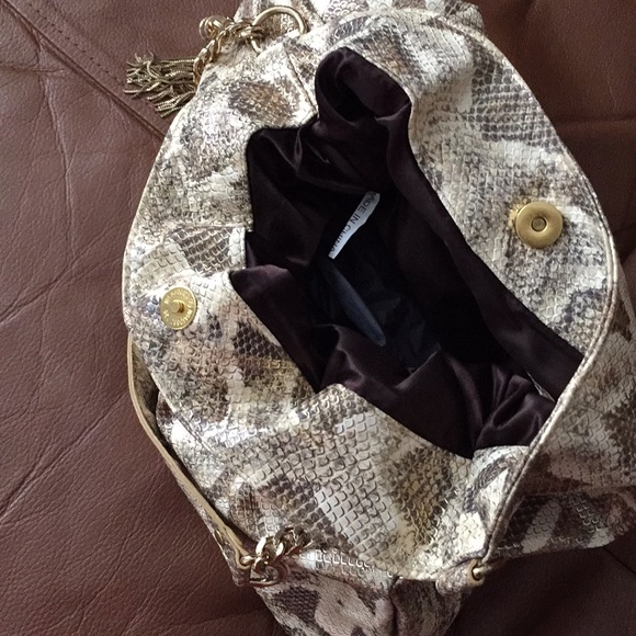 Vegan Leather Shoulder Bag🤩 - Picture 4 of 5